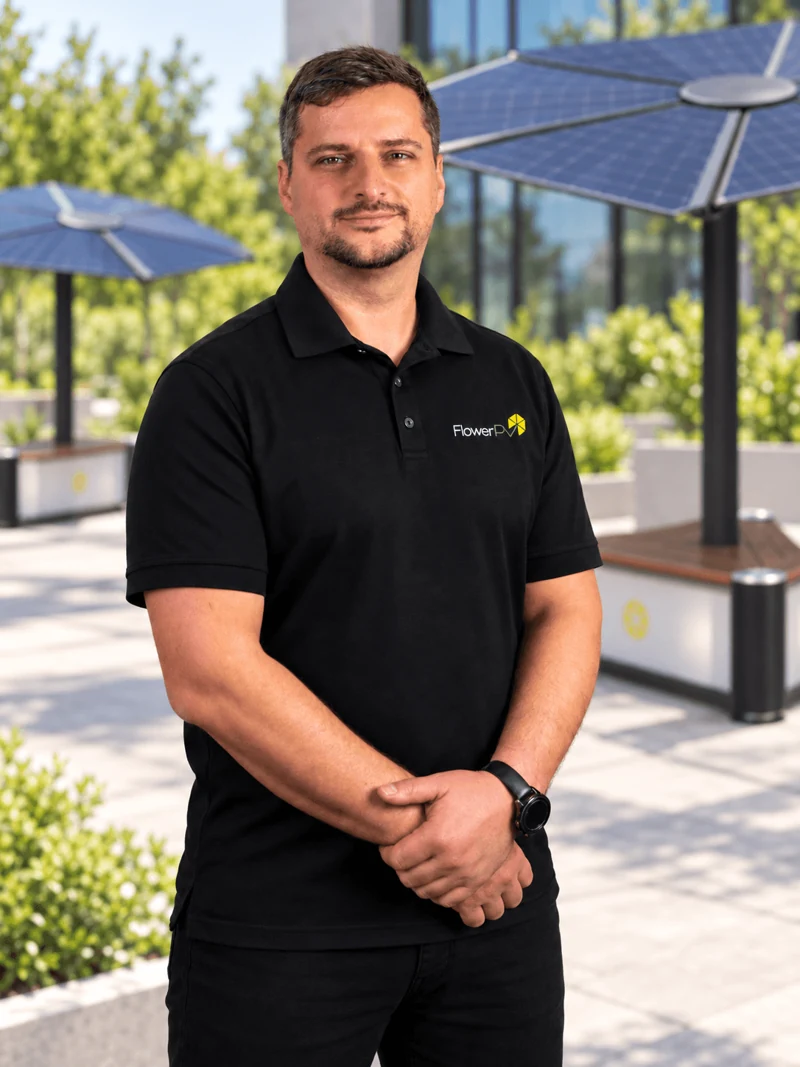Sebastian Löbbert, Gründer von FlowerPV, vor den Solar-Schirmen