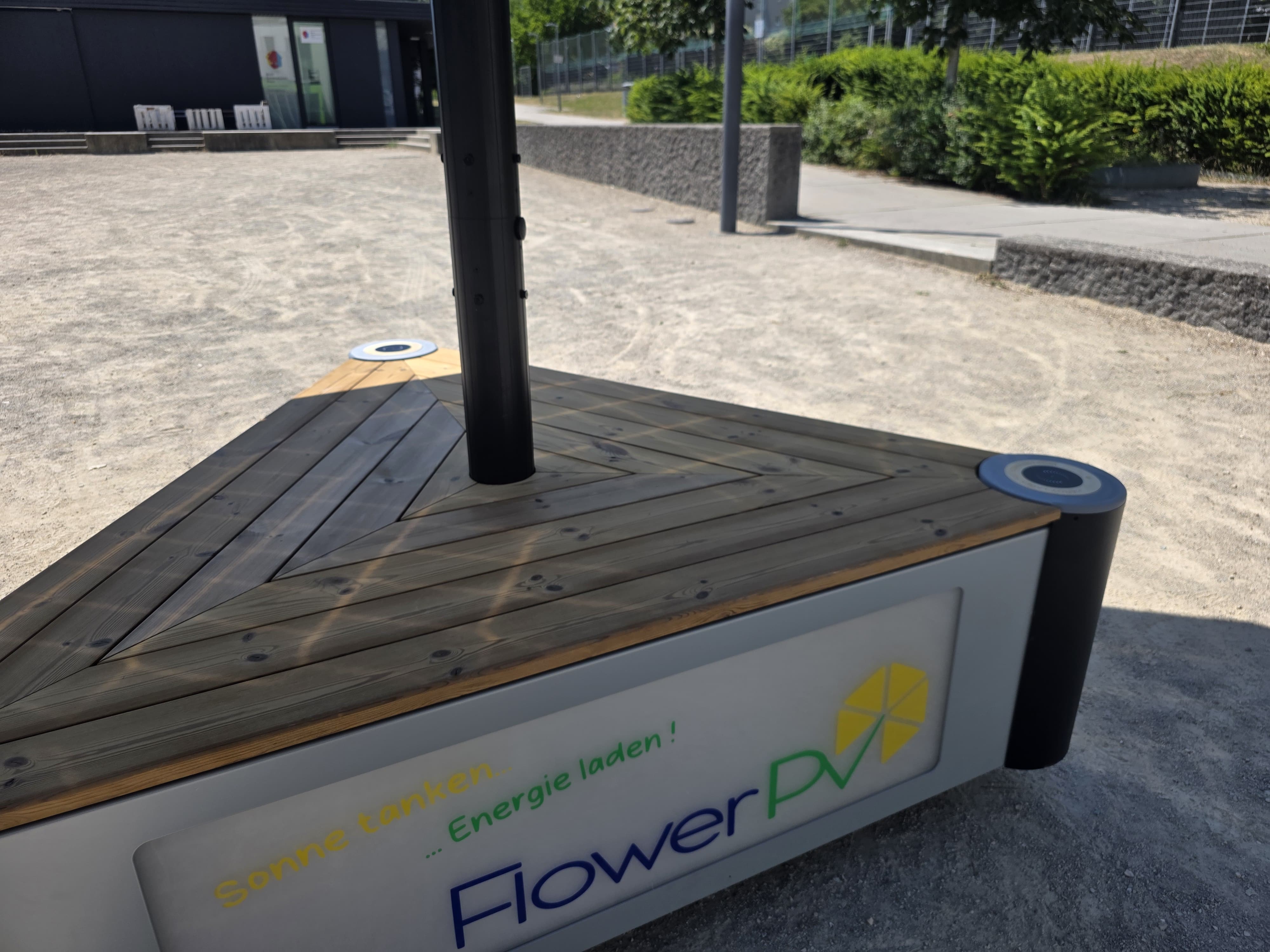 FlowerPV Sitzbasis mit Ladepunkten und sichtbarer Brandingfläche